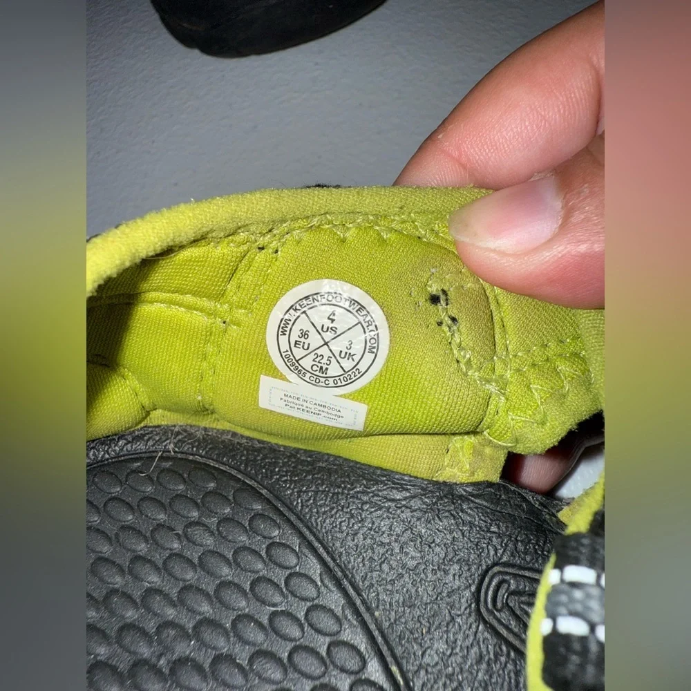 KEEN Newport H2 sandals in a black and neon lime green boys Size 4